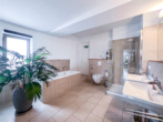 Tageslichtbad mit Wanne und Dusche - Exklusive Dachgeschosswohnung in den Floratürmen - bezugsfrei
