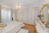 Schlafzimmer Eltern mit Zugang zum Balkon - Elegante Neubauwohnung in Dahlem für große Familie