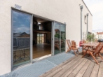 Terrasse I östliche Ausrichtung - Dreistöckiges Atelier im Industrial-Design – Elegante Verbindung von Sichtbeton, Holz und Stahl