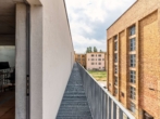 Balkon I westliche Ausrichtung - Industrial Design auf drei Stockwerken: Elegante Verbindung von Sichtbeton, Holz und Stahl