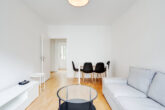 Zentral und Komfortabel: Geräumige Wohnung mit Balkon im Herzen von Neukölln - Beispiel Wohnzimmer