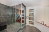 Badezimmer mit Dampfsauna und Badewanne - um die Ecke von Kudamm