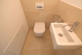 WC - Bezugsfreies Wohntraum: 3-Zimmer-Appartement mit Privatgarten in begehrtem Dahlem