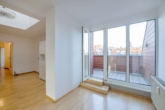 Wohnzimmer Blick zum Balkon - 3 Zimmer - Dachgeschosswohnung mit Aufzug mit ganz viel Potenzial!