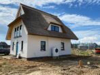 Exklusives Reetdachhaus auf der Insel Rügen in einzigartiger Lage - Rückwärtige Seite  mit Luftwärmepumpe