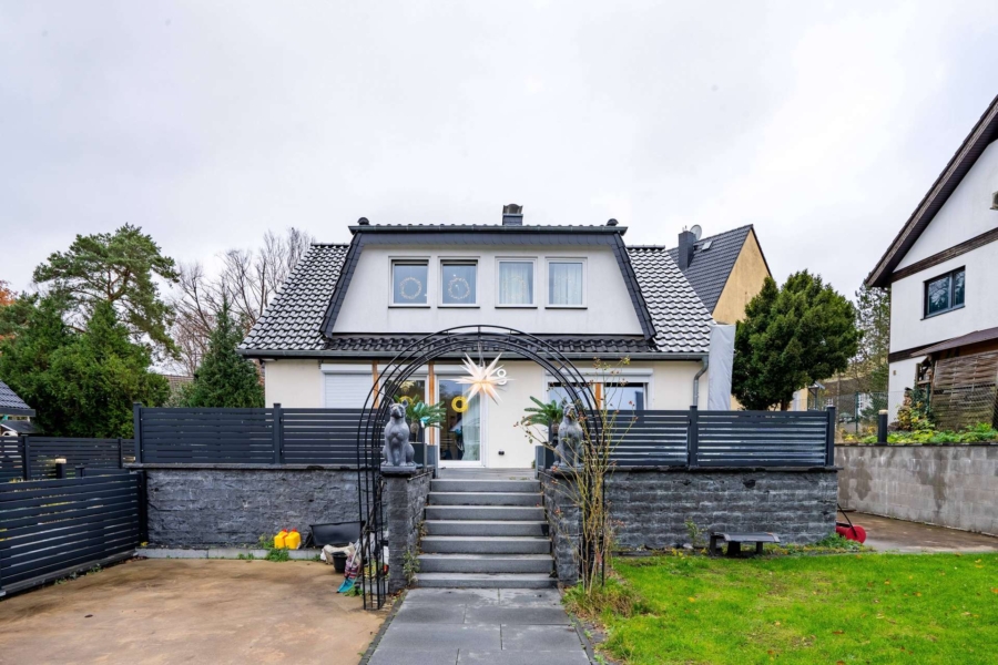 Idyllisches Einfamilienhaus mit großer Terrasse, Garten und Einliegerwohnung in Hermsdorf, 13467 Berlin, Einfamilienhaus