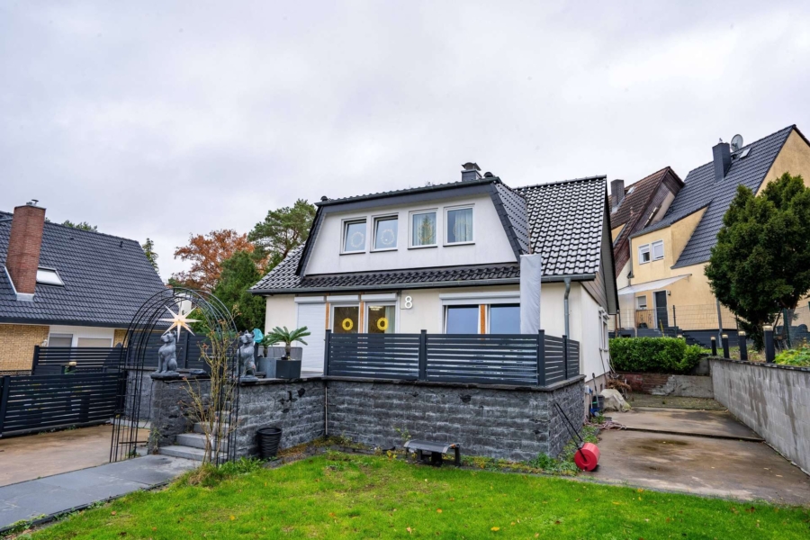 Charmantes Einfamilienhaus mit großzügiger Terrasse und separater Einliegerwohnung in Hermsdorf, 13467 Berlin, Einfamilienhaus