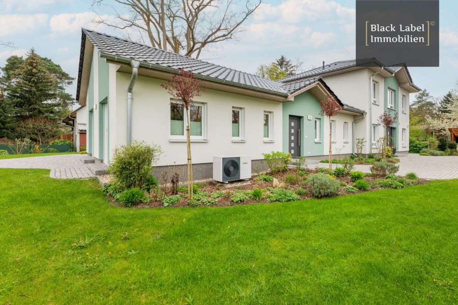 Zwei Häuser, ein Grundstück: Bungalow und Stadthaus in Eggersdorf bei Berlin bieten Wohnvielfalt, 15345 Petershagen/Eggersdorf, Mehrfamilienhaus