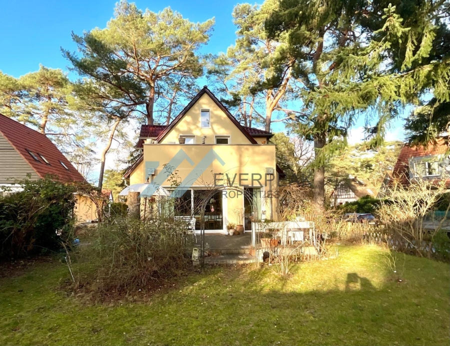 Zehlendorf um die Ecke: Einfamilienhaus in idyllischer Lage mit vier Schlafzimmer, 14532 Kleinmachnow, Einfamilienhaus