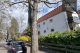 Haus Straßenansicht - Panoramablick auf den kleinen Wannsee: Dachterrassenwohnung im Neubau mit vermietetem Bestand