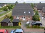 Hausansicht mit Gartenhäusschen - 2 Familienhaus in grüner Umgebung auch als Einfamilienhaus nutzbar